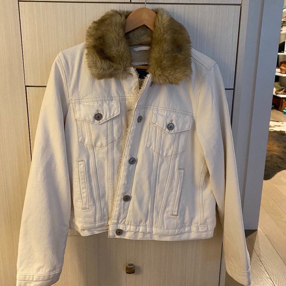 Abercrombie and Fitch white denim jacket with fur, L